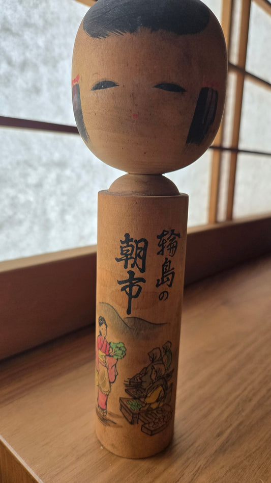 🪆 Kokeshi souvenir – Le marché du matin de Wajima