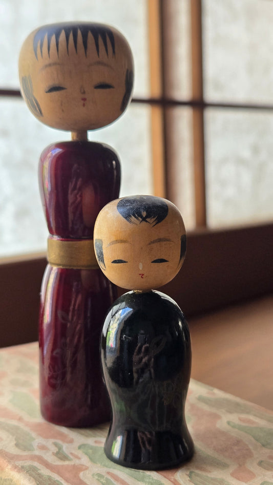 🪆🪆 Duo de kokeshi créatives — Corps laqués bordeaux et noir — Style Sōsaku vintage