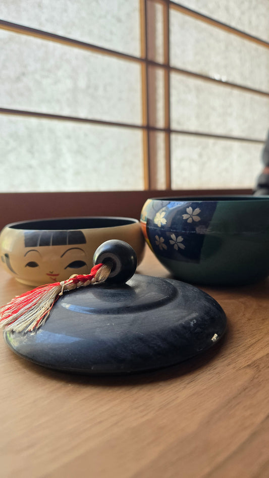 🪆 Boîte à couvercle en bois laqué — Visage de kokeshi — Motifs kimono et sakura