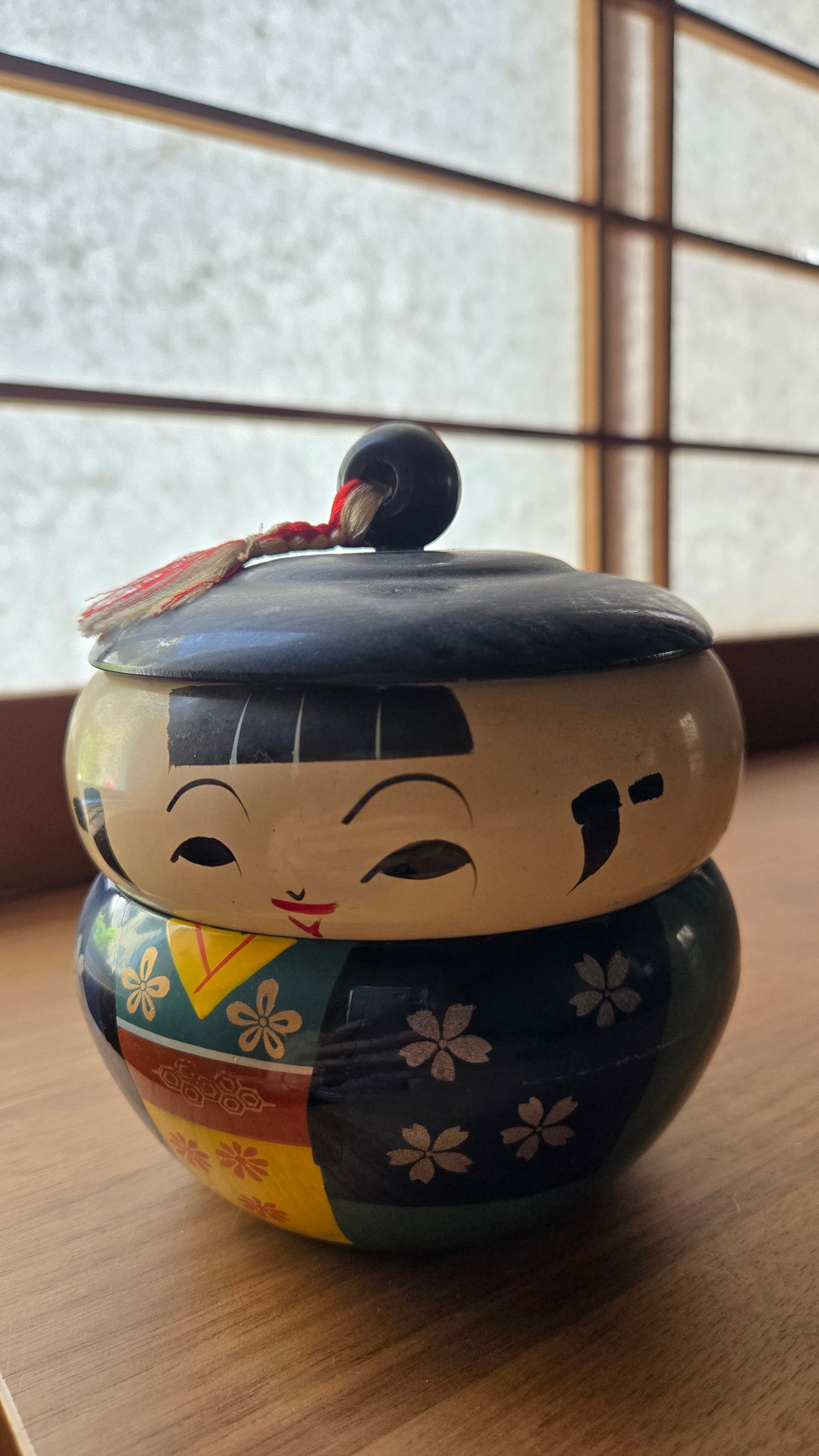 🪆 Boîte à couvercle en bois laqué — Visage de kokeshi — Motifs kimono et sakura