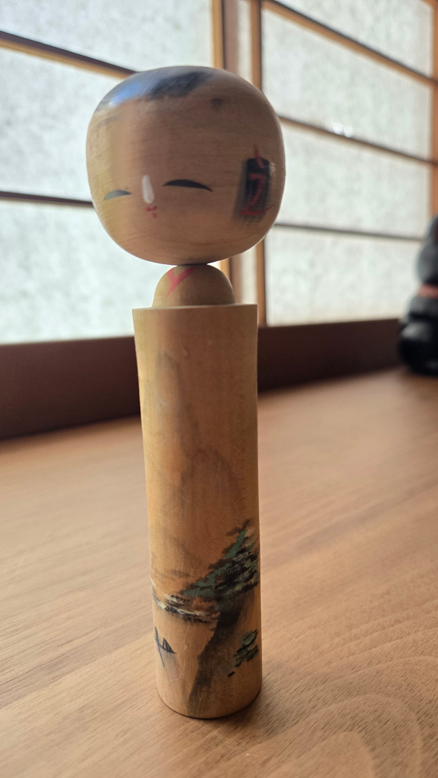 🪆 Kokeshi souvenir — Paysage sumi-e & poème calligraphié — Bois naturel non laqué