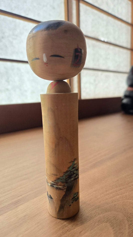 🪆 Kokeshi souvenir — Paysage sumi-e & poème calligraphié — Bois naturel non laqué