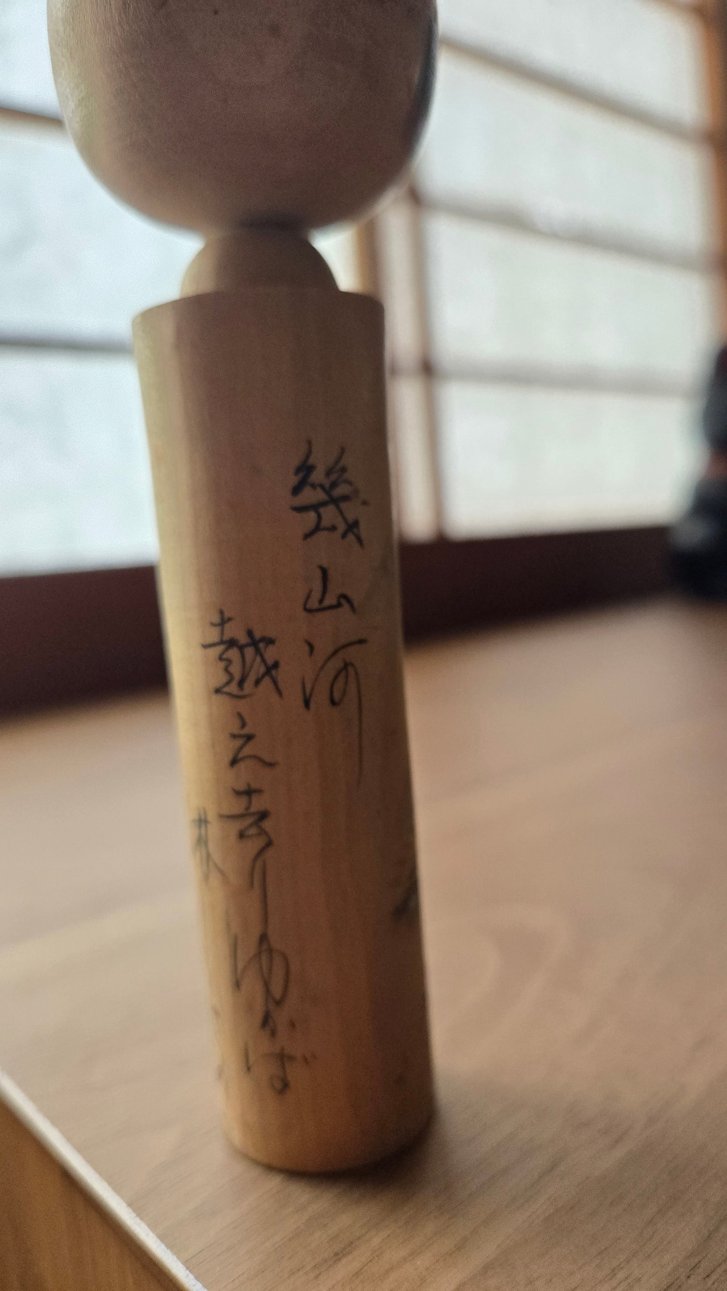 🪆 Kokeshi souvenir — Paysage sumi-e & poème calligraphié — Bois naturel non laqué