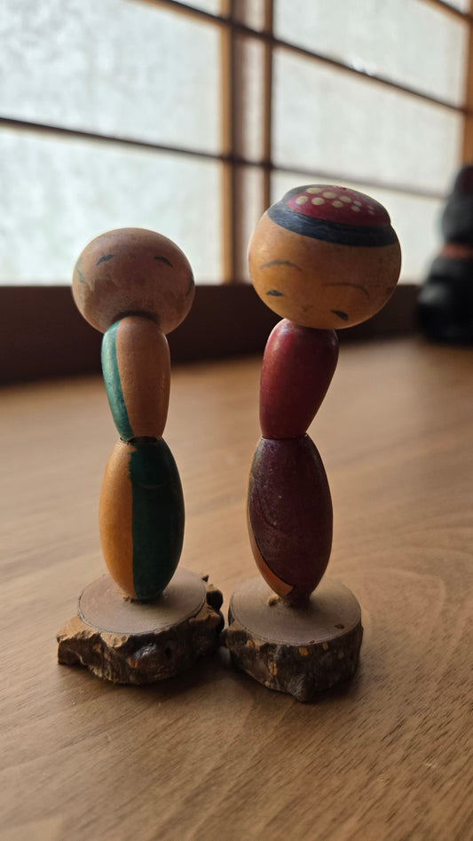 🪆🪆 Duo de kokeshis articulées en bois — Têtes mobiles — Socles en bois brut