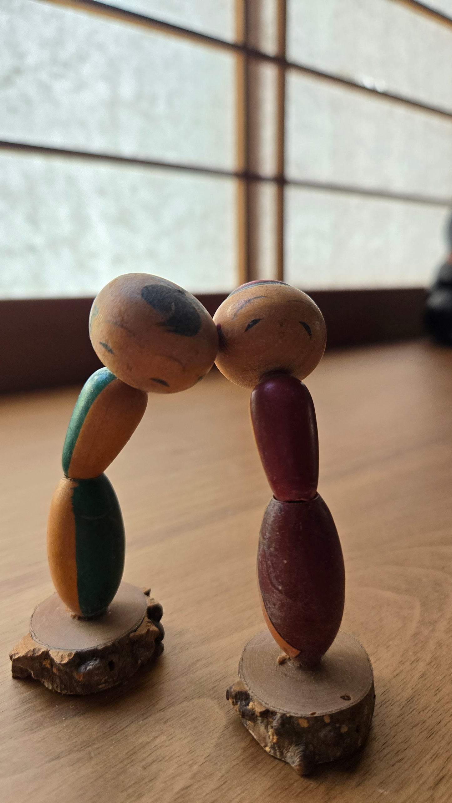 🪆🪆 Duo de kokeshis articulées en bois — Têtes mobiles — Socles en bois brut