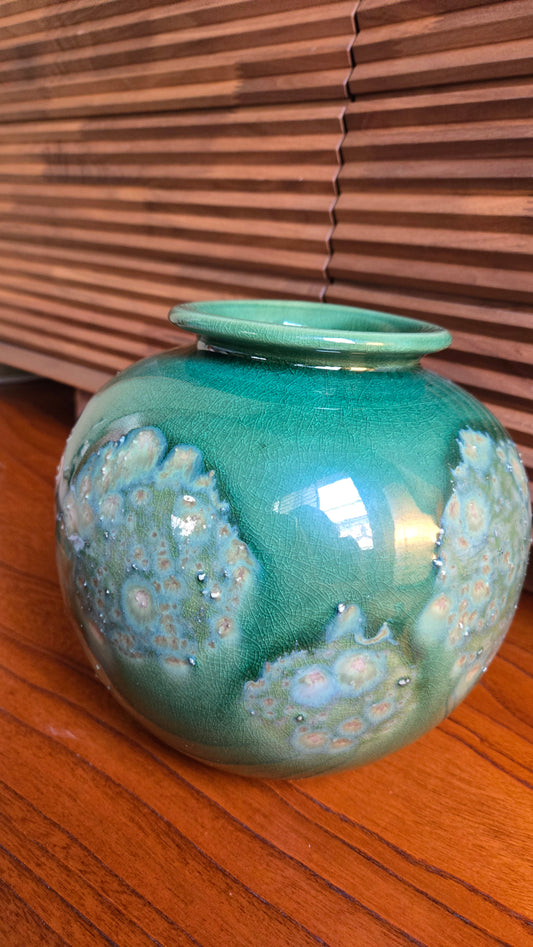 Vase en céramique de Shigaraki — Glaçure verte, signé Unto 雲陶