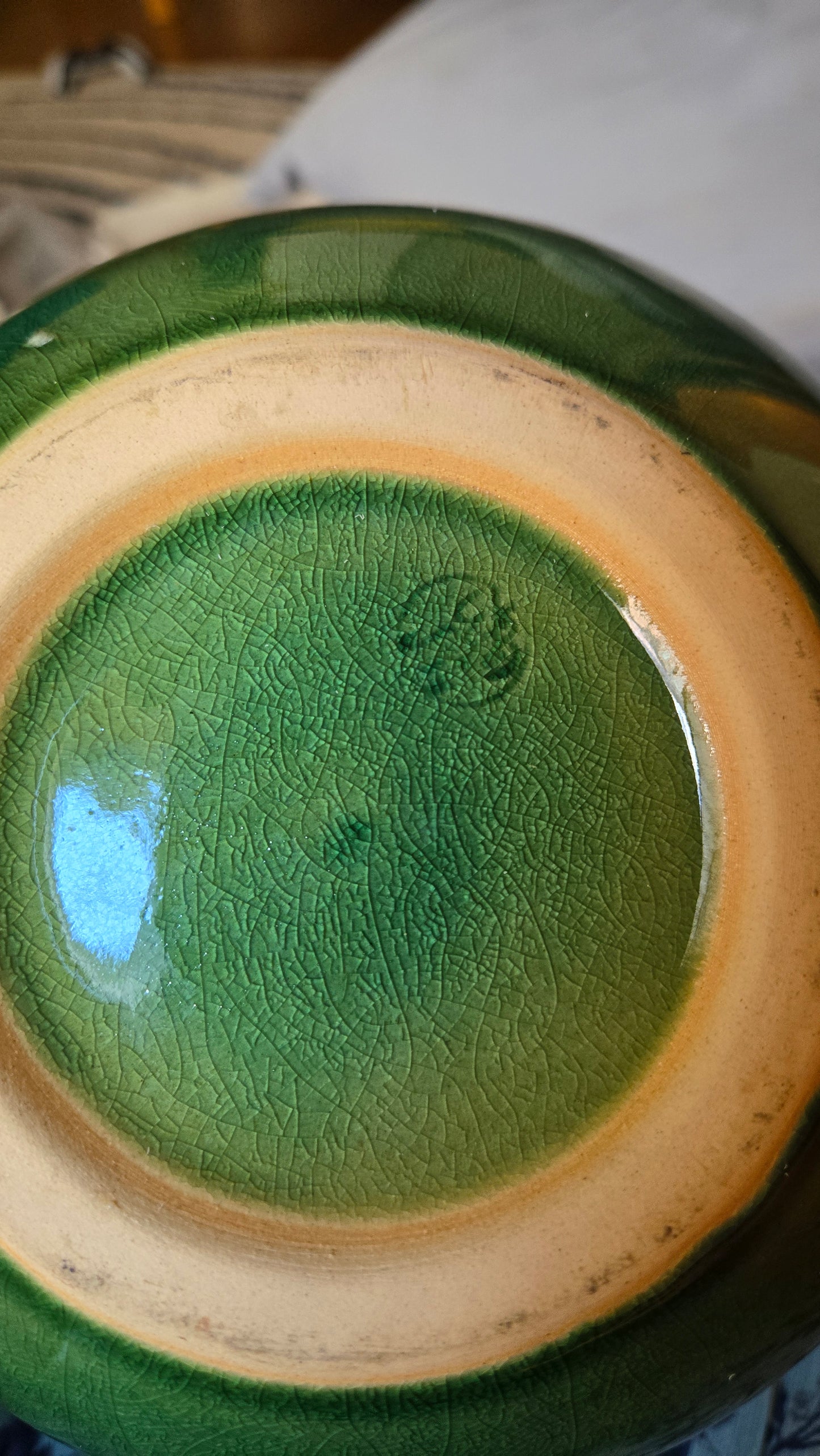 Vase en céramique de Shigaraki — Glaçure verte, signé Unto 雲陶