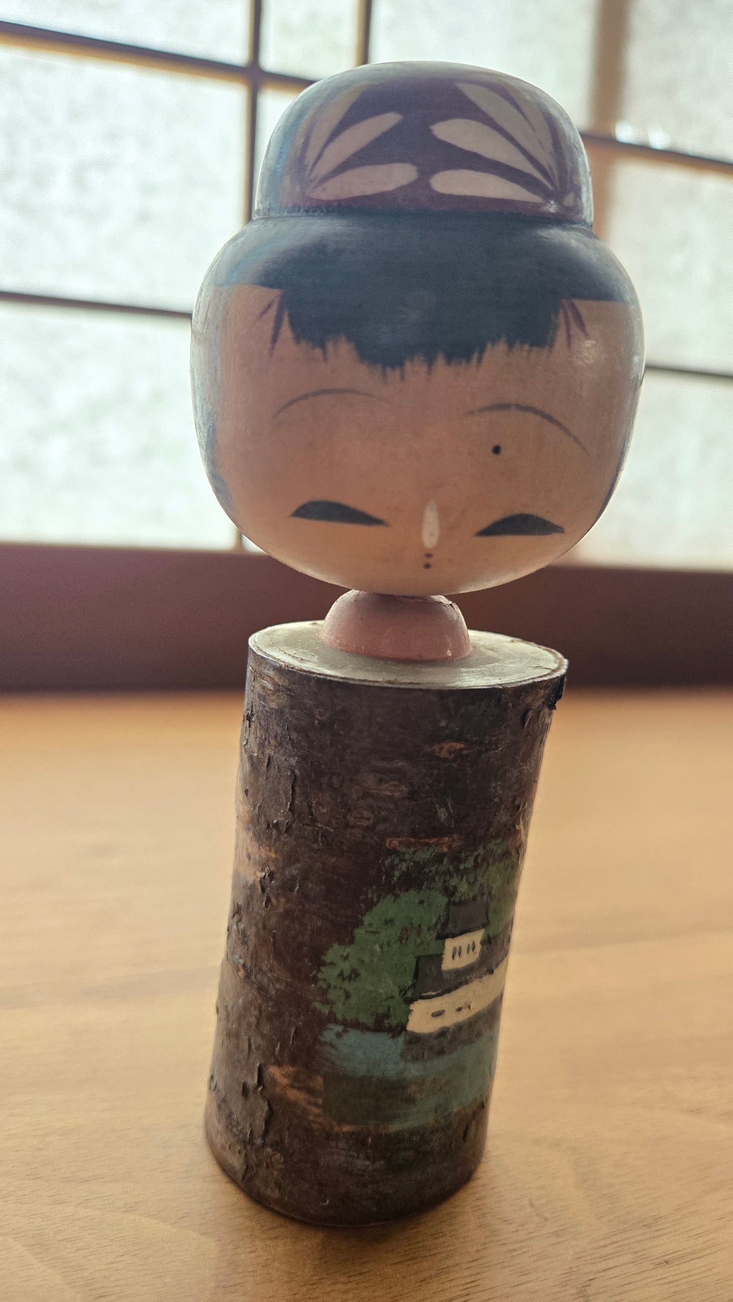 🪵 Kokeshi sōsaku sur tronc naturel — Corps en écorce peinte