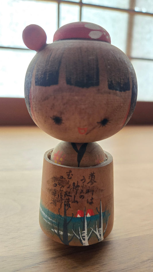 🪆 Kokeshi sōsaku — Paysage de village hivernal | Poème peint sur le corps