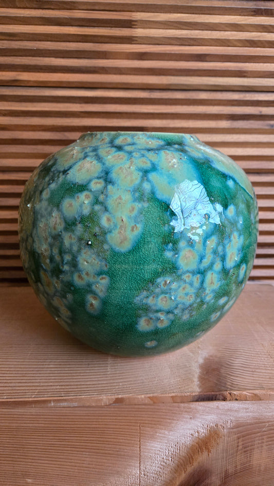 🌿 Vase boule en céramique de Shigaraki — glaçure verte à effet de mousses