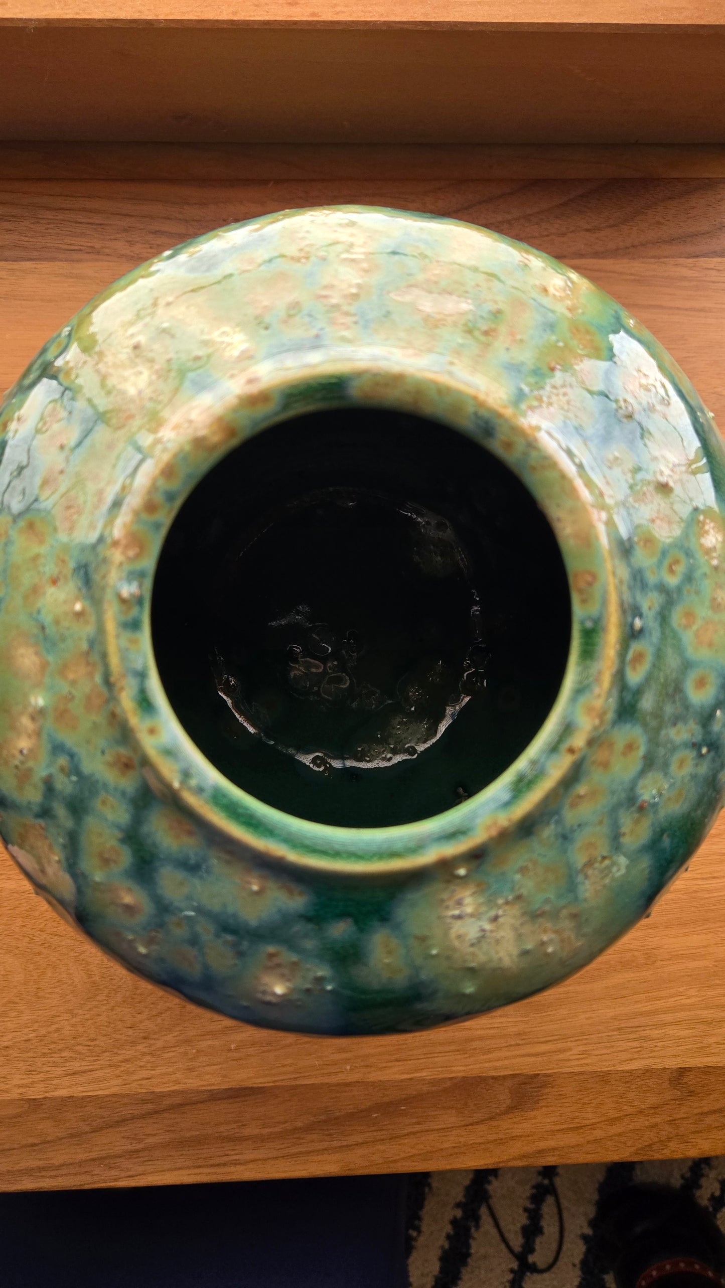 🌿 Vase boule en céramique de Shigaraki — glaçure verte à effet de mousses