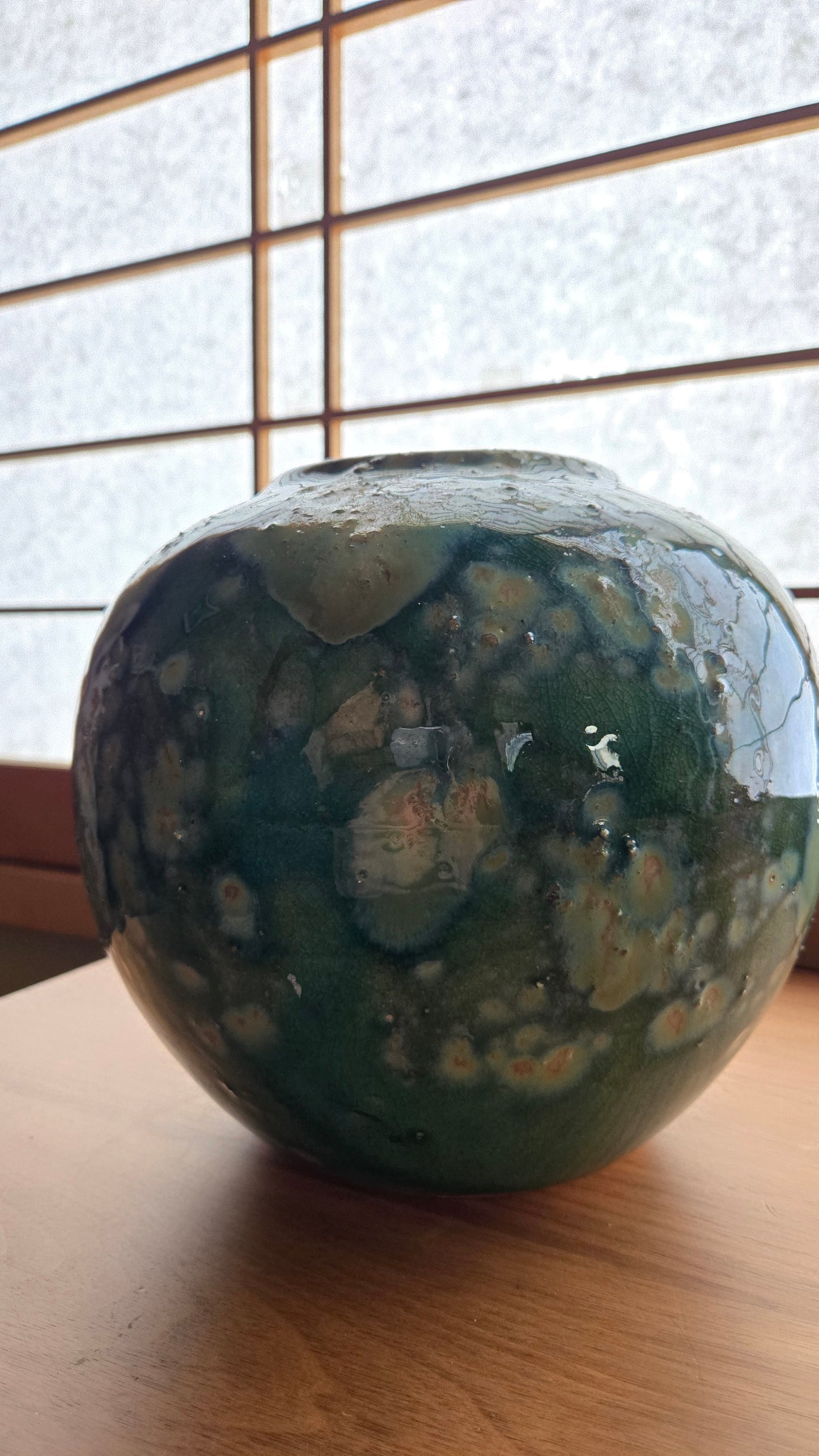 🌿 Vase boule en céramique de Shigaraki — glaçure verte à effet de mousses