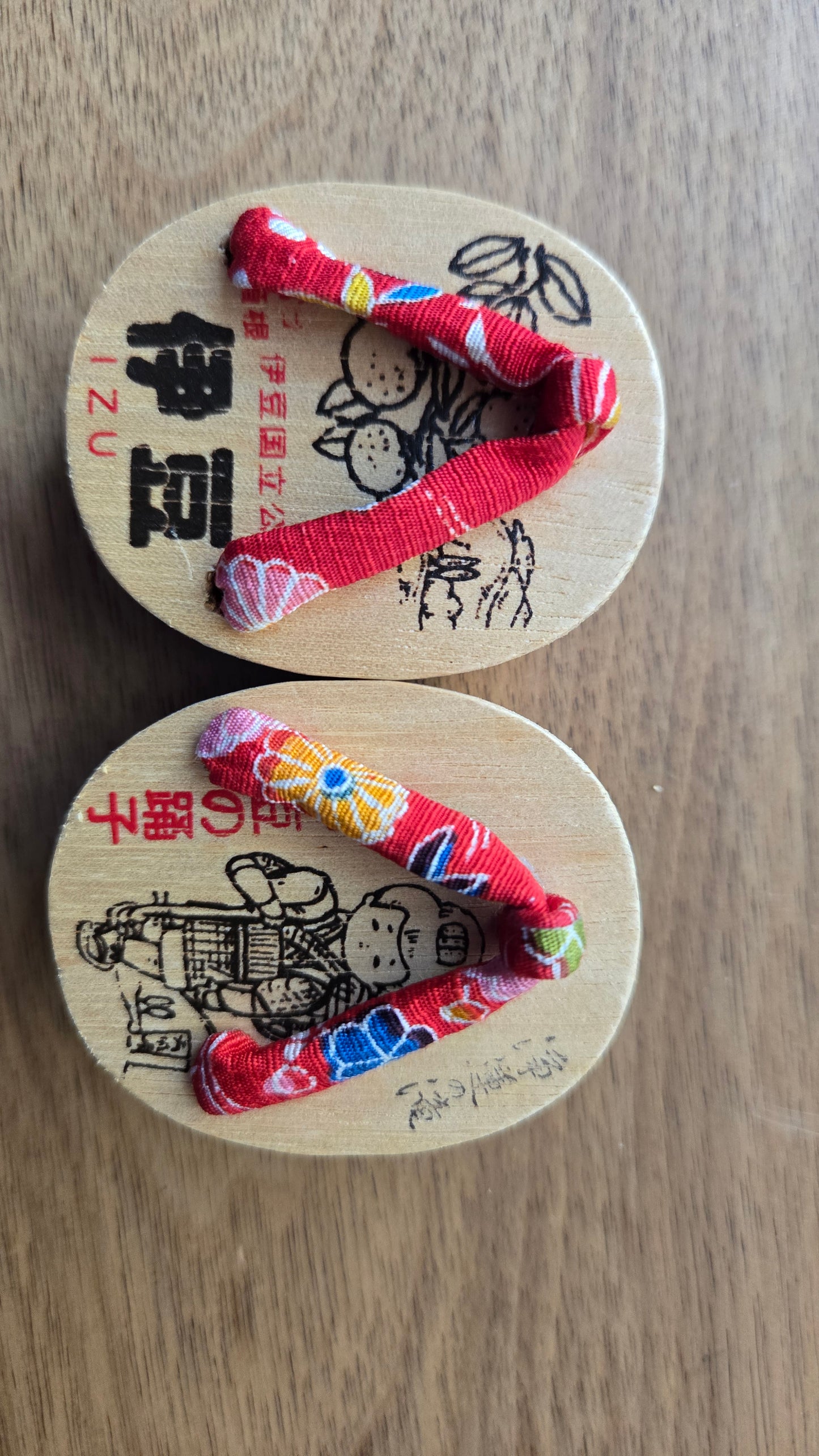 🩴 Paire de geta miniatures en bois — Souvenir d'Izu — Sangles en tissu fleuri rouge🩴 Paire de geta miniatures en bois — Souvenir d'Izu — Sangles en tissu fleuri rouge