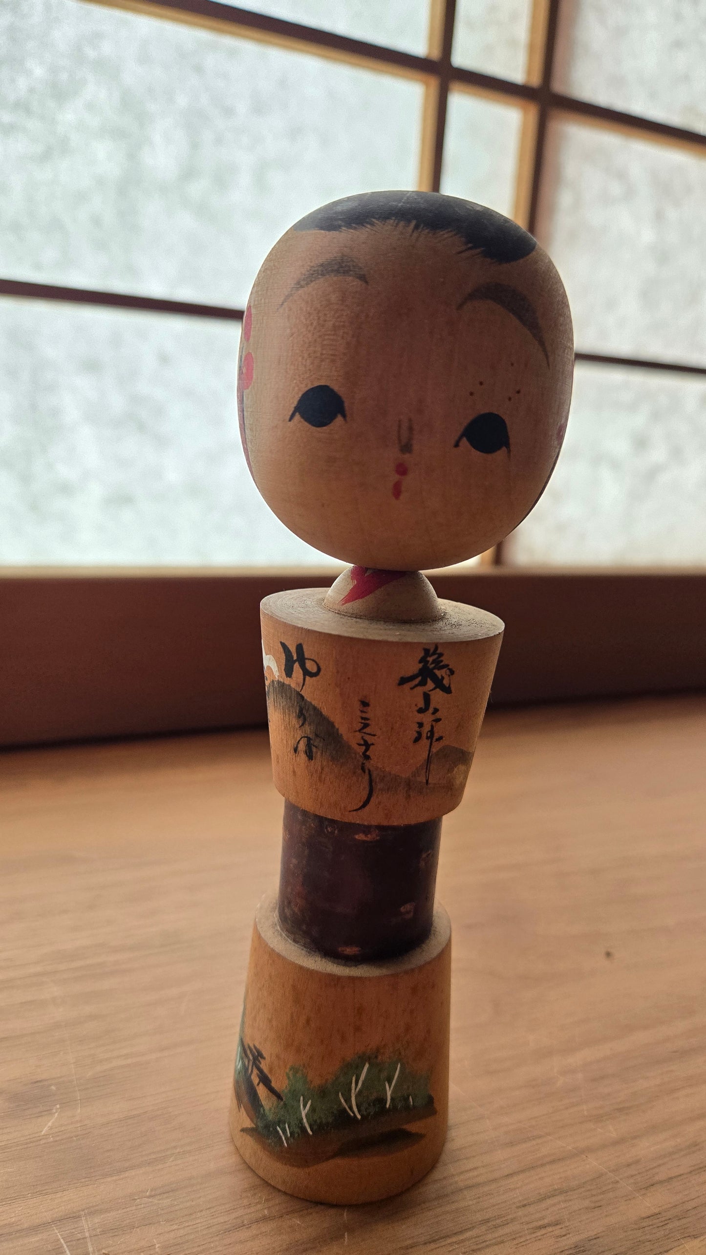🪆 Kokeshi sōsaku — Paysage de montagne et bambous — Signée — 20 cm
