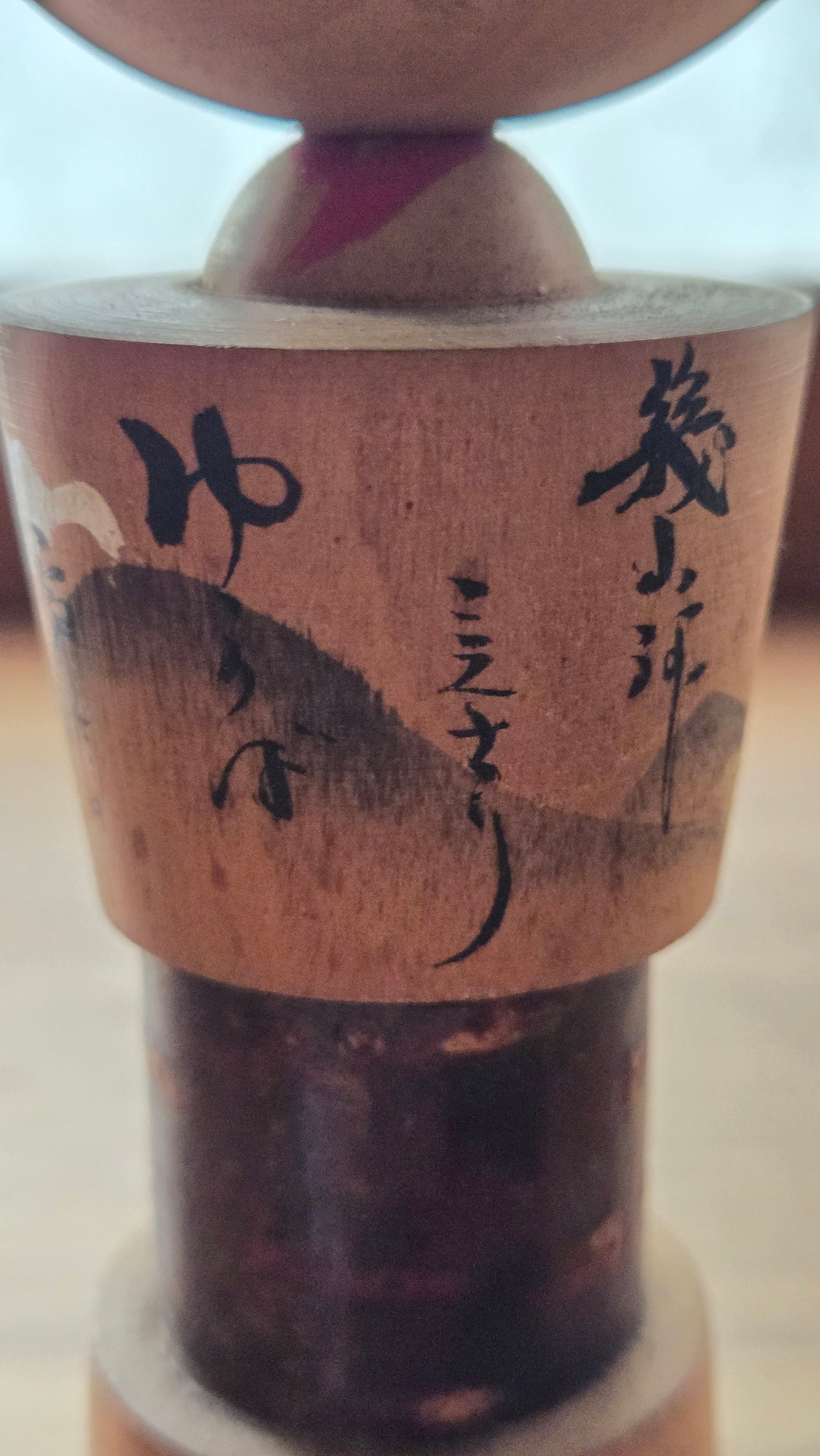 🪆 Kokeshi sōsaku — Paysage de montagne et bambous — Signée — 20 cm