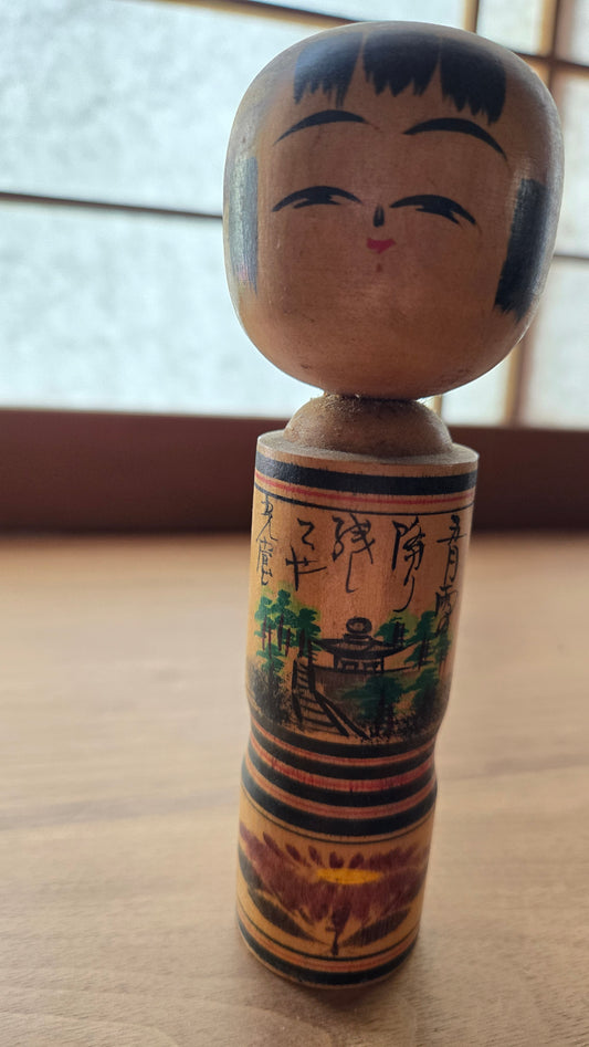 🪆 Kokeshi sōsaku — Paysage de temple et feuillage d'automne — Signée — 15 cm