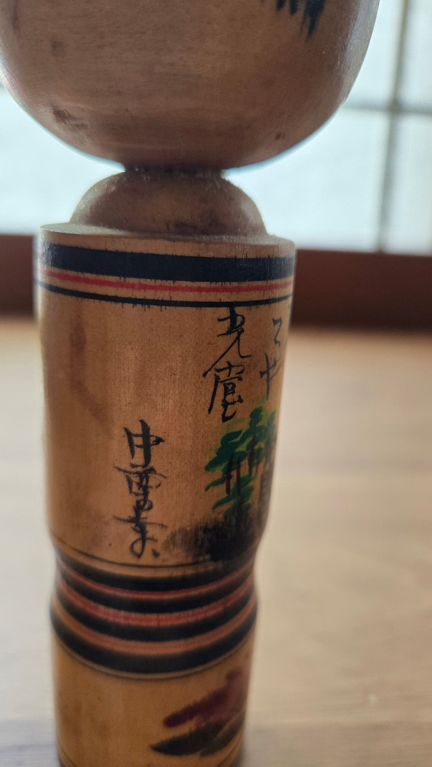 🪆 Kokeshi sōsaku — Paysage de temple et feuillage d'automne — Signée — 15 cm