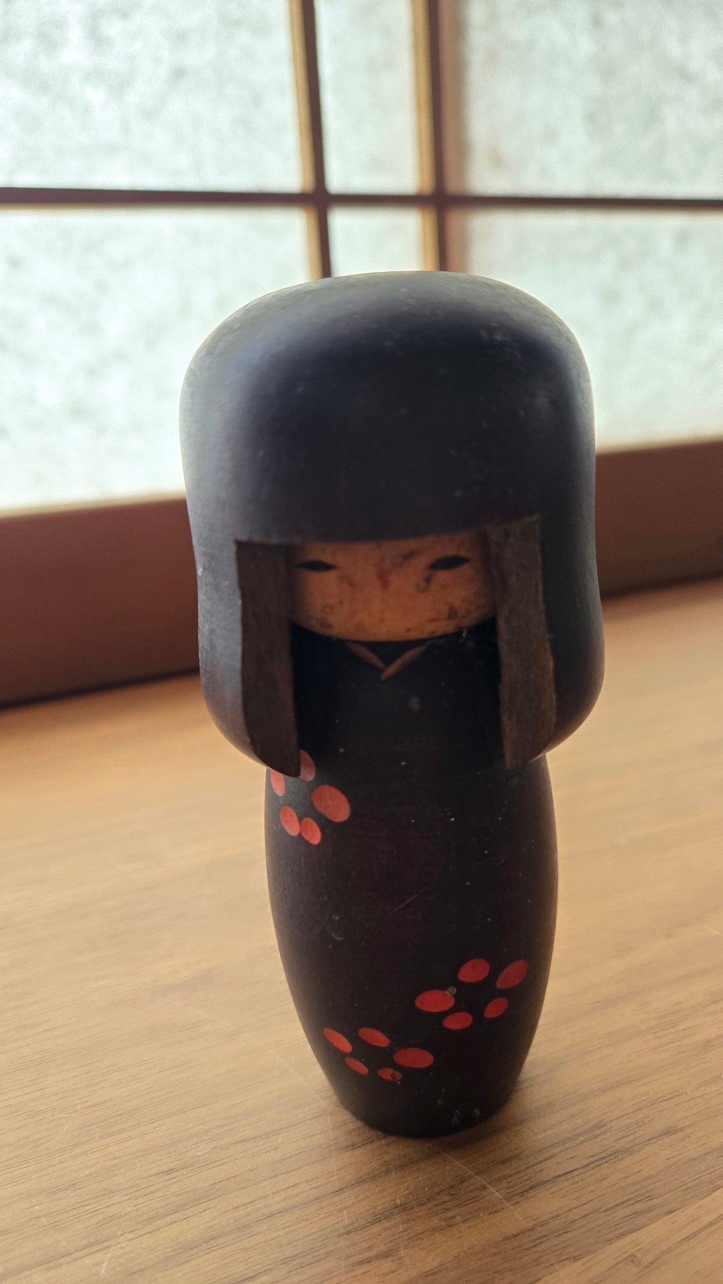 🪆 Kokeshi sōsaku — Kimono noir & fleurs rouges — 14 cm