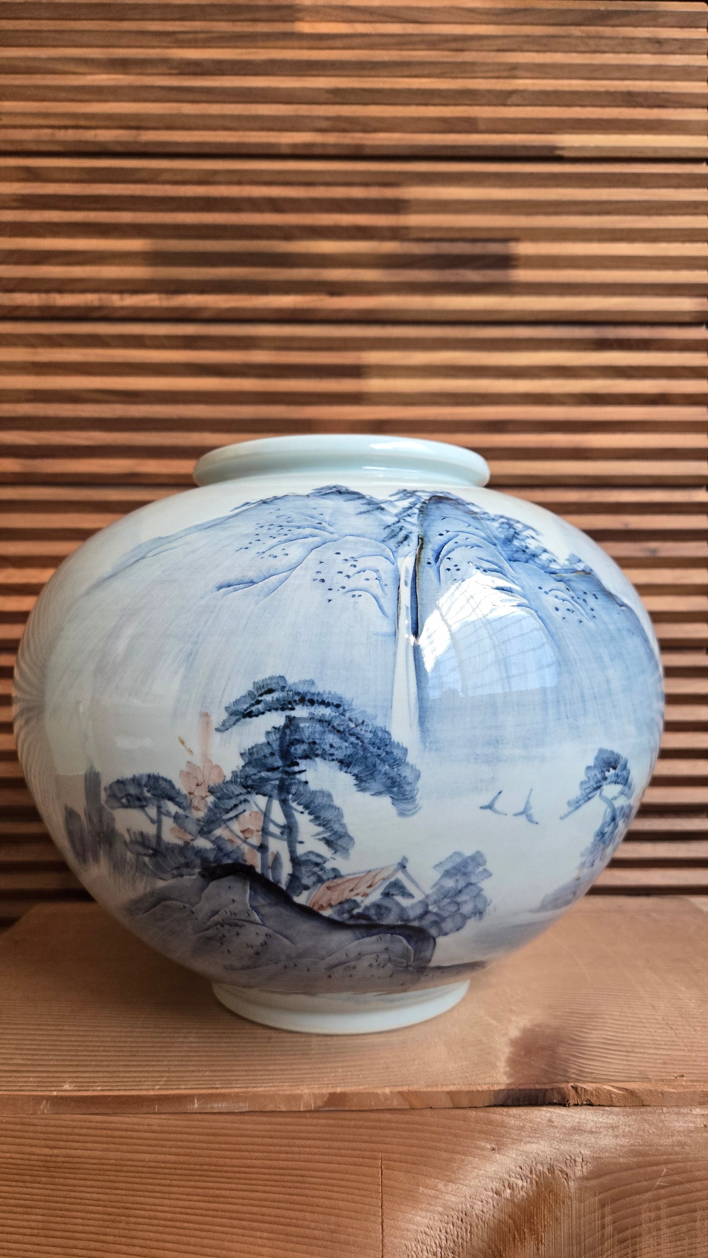 Vase boule en porcelaine — Paysage sansui aux pins — Signé 渤海 (Bohai) | H 25 cm × Ø 31 cm — col Ø 13 cm