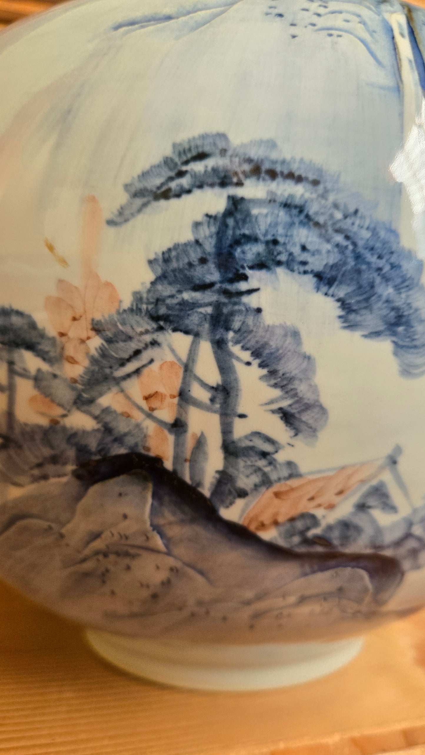 Vase boule en porcelaine — Paysage sansui aux pins — Signé 渤海 (Bohai) | H 25 cm × Ø 31 cm — col Ø 13 cm
