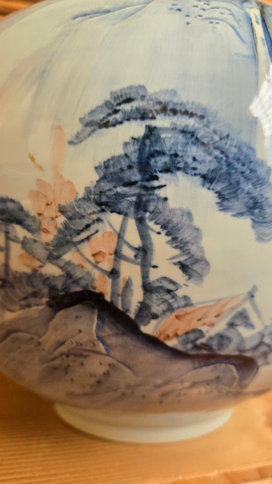 Vase boule en porcelaine — Paysage sansui aux pins — Signé 渤海 (Bohai) | H 25 cm × Ø 31 cm — col Ø 13 cm