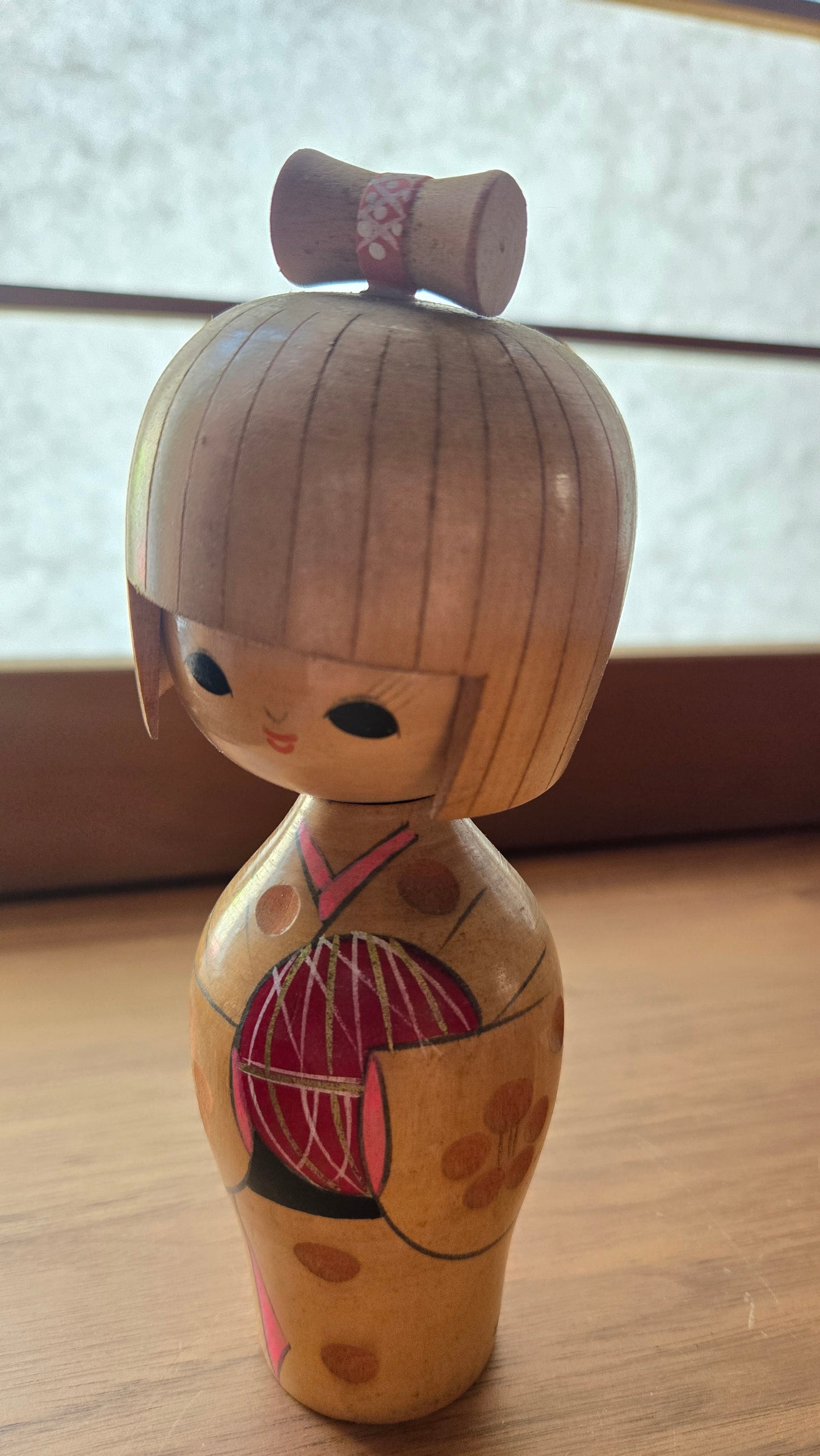 🪵 Kokeshi sōsaku — Kimono doré à pois, chignon sculpté — Sceau rouge | H 20 cm