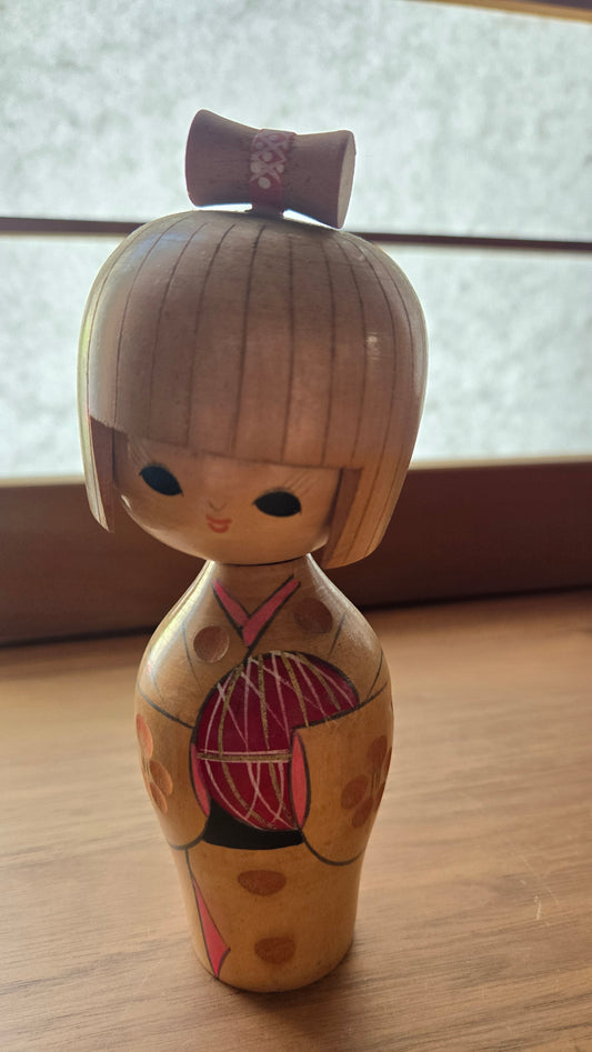🪵 Kokeshi sōsaku — Kimono doré à pois, chignon sculpté — Sceau rouge | H 20 cm