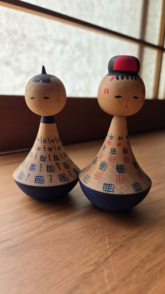 🪆 Paire de kokeshi sōsaku — motifs kasuri bleu et rouge