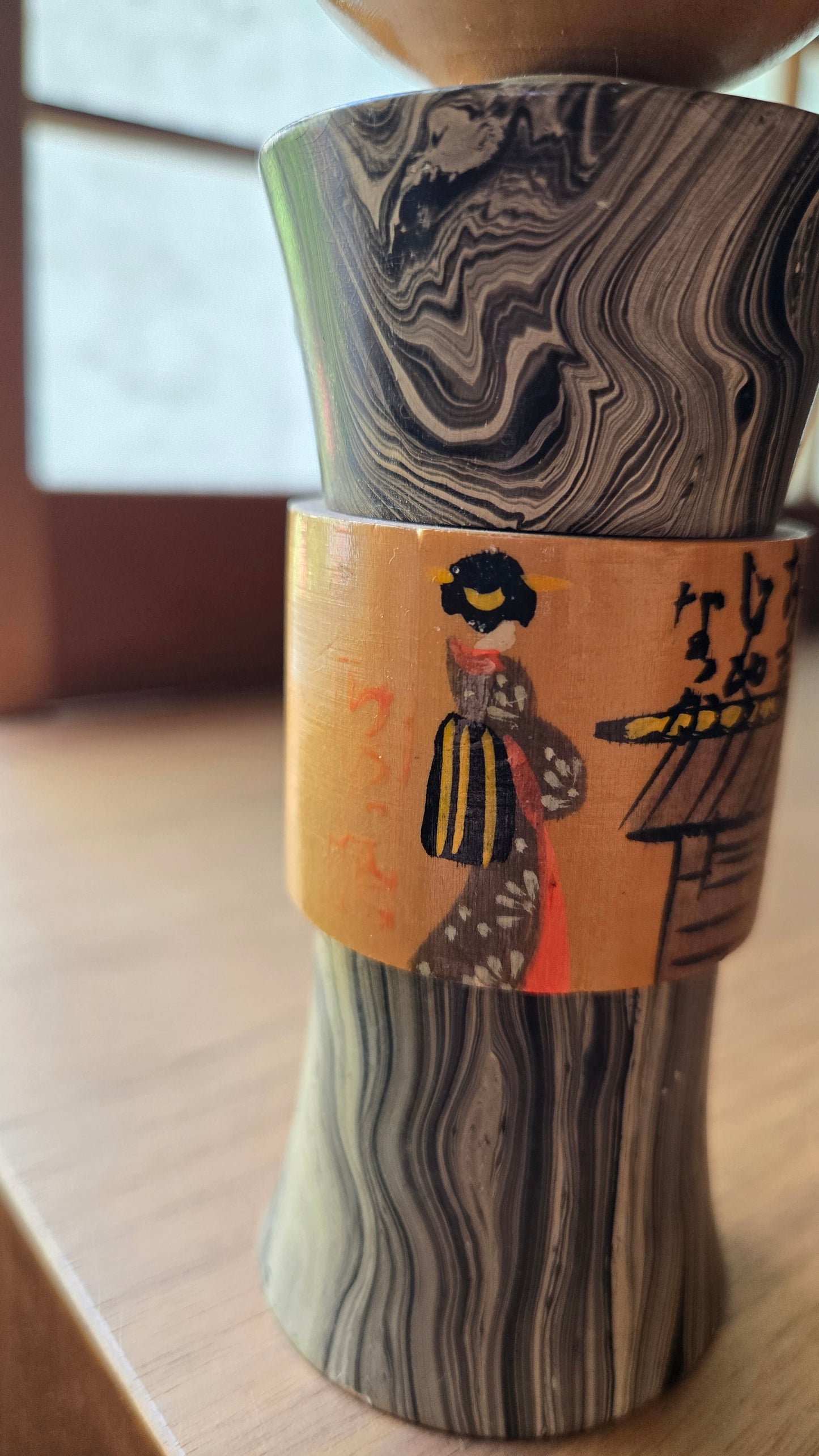 🪆 Kokeshi sōsaku — bois veiné et ceinture peinte ukiyo-e ↕ 18 cm