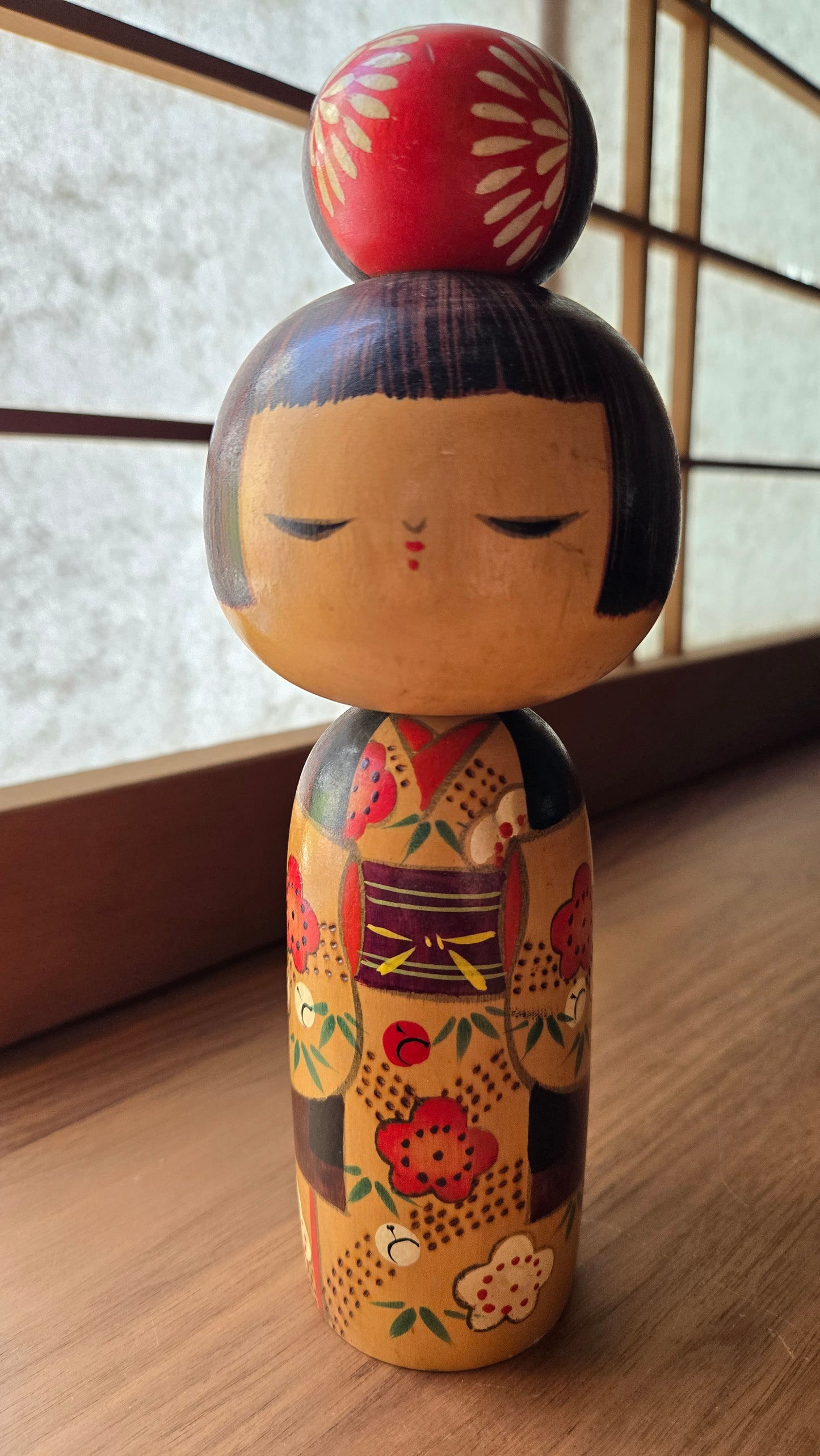 🪆 Kokeshi sōsaku — kimono fleuri et chignon rouge ↕ 22 cm