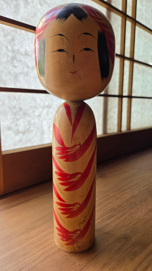 🪆 Kokeshi Tōgatta — chrysanthèmes rouges tourbillonnants ↕ 24 cm