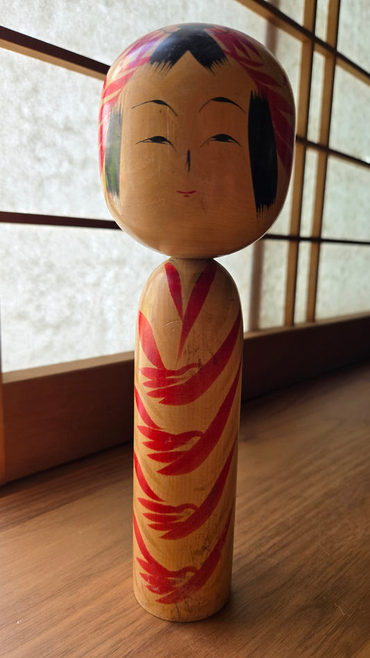 🪆 Kokeshi Tōgatta — chrysanthèmes rouges tourbillonnants ↕ 24 cm