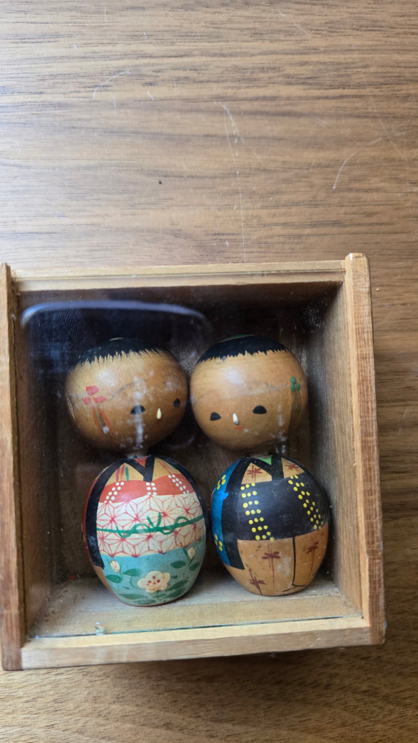 🪆 Paire de kokeshi Sōsaku — motifs patchwork wafū — 6 × 8 cm🪆 Paire de kokeshi Sōsaku — motifs patchwork wafū — 6 × 8 cm