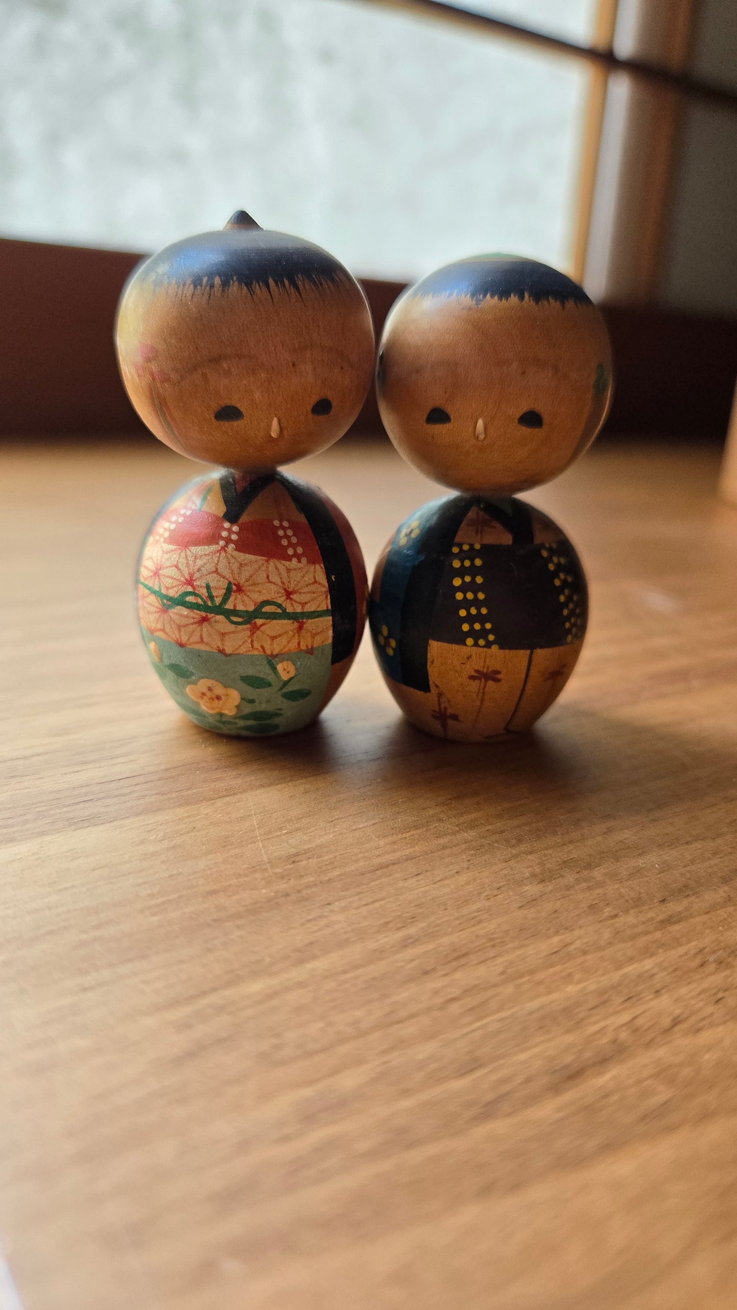 🪆 Paire de kokeshi Sōsaku — motifs patchwork wafū — 6 × 8 cm🪆 Paire de kokeshi Sōsaku — motifs patchwork wafū — 6 × 8 cm
