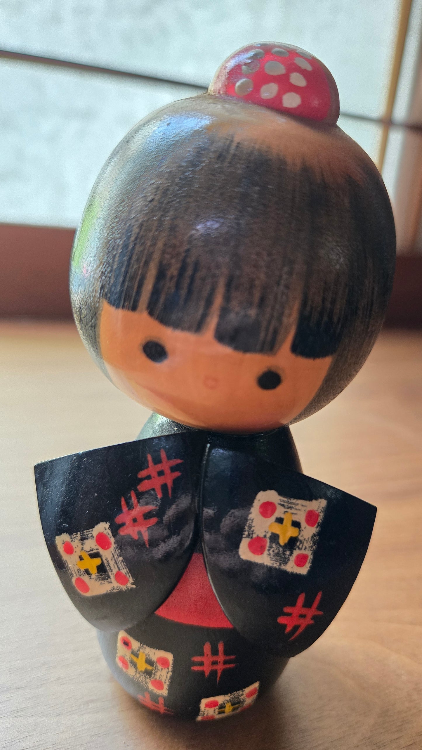 🪆 Kokeshi Sōsaku — kimono marine & motifs hanafuda — 14 cm