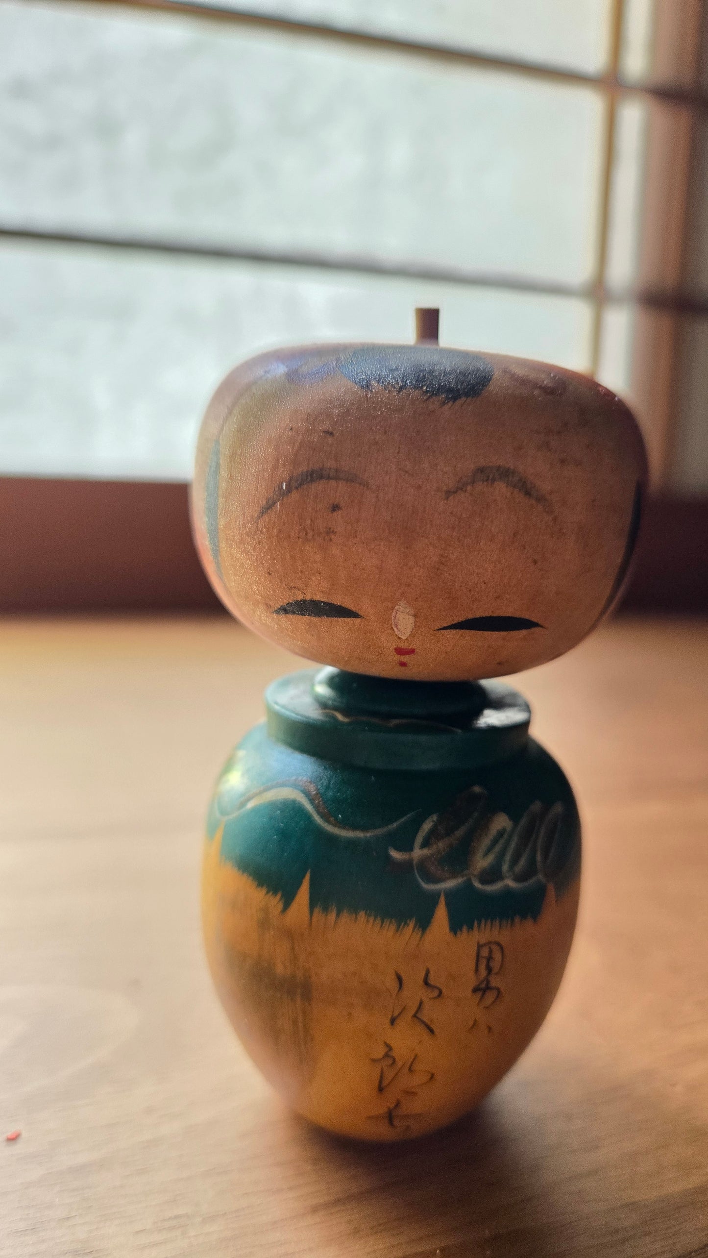 🍅 Kokeshi Sōsaku — tomate, inscriptions calligraphiées — 10 cm