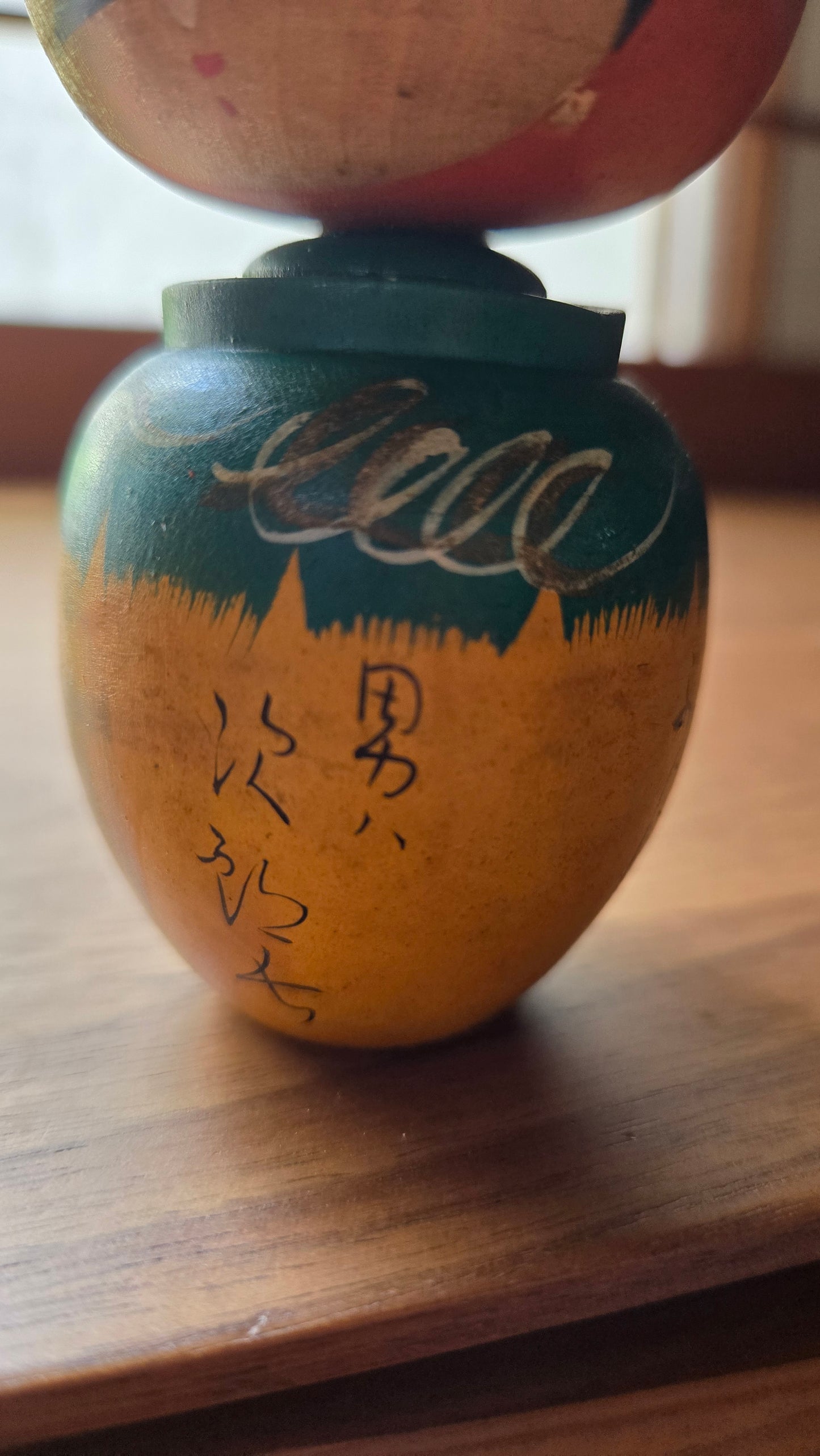 🍅 Kokeshi Sōsaku — tomate, inscriptions calligraphiées — 10 cm