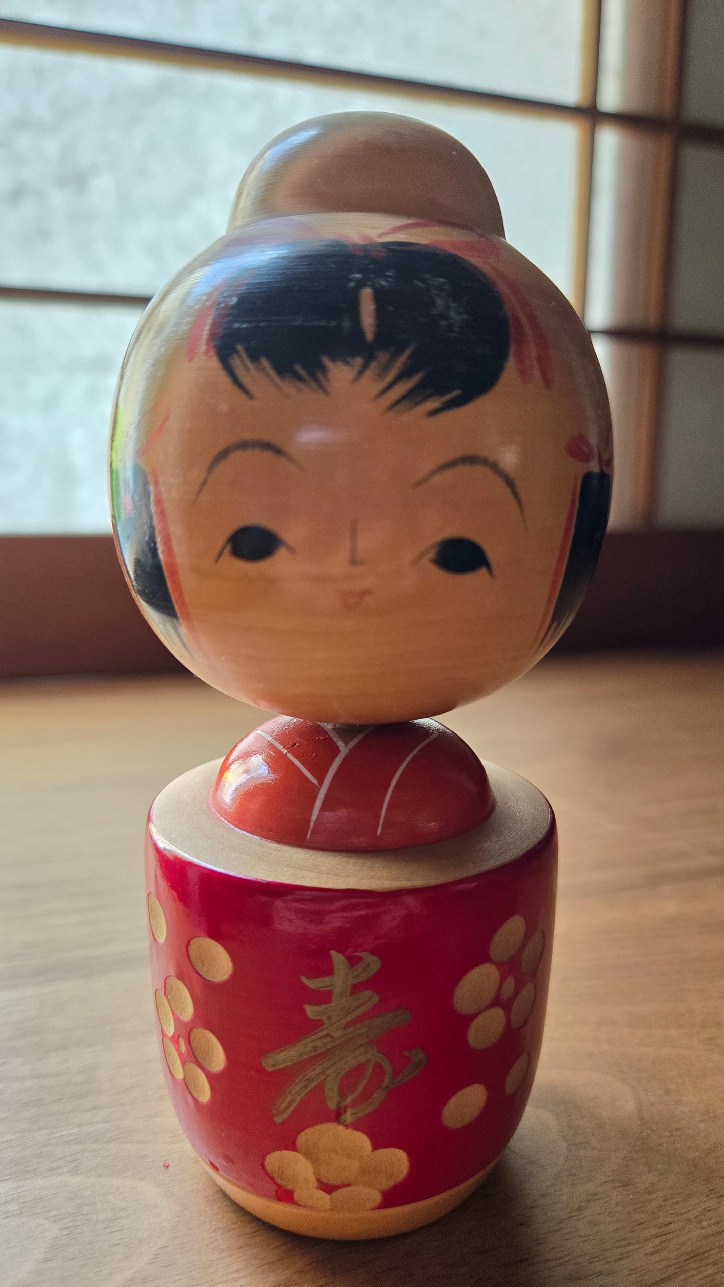 🪆 Kokeshi Sōsaku — laque rouge & kanji 寿, corps coffret — 15 cm