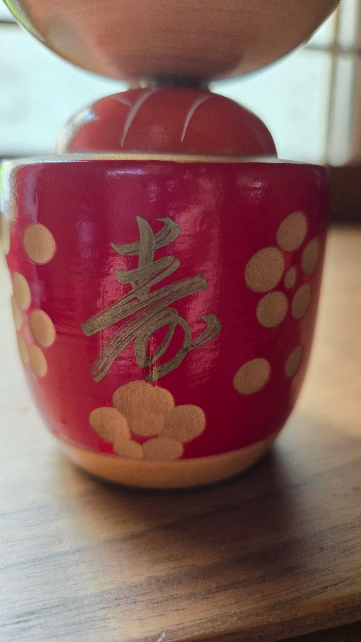 🪆 Kokeshi Sōsaku — laque rouge & kanji 寿, corps coffret — 15 cm
