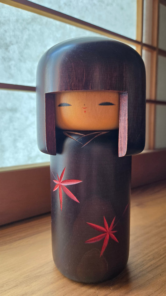 🪆 Kokeshi Sōsaku — bois sombre & feuilles d'érable rouge, signée — 19 cm