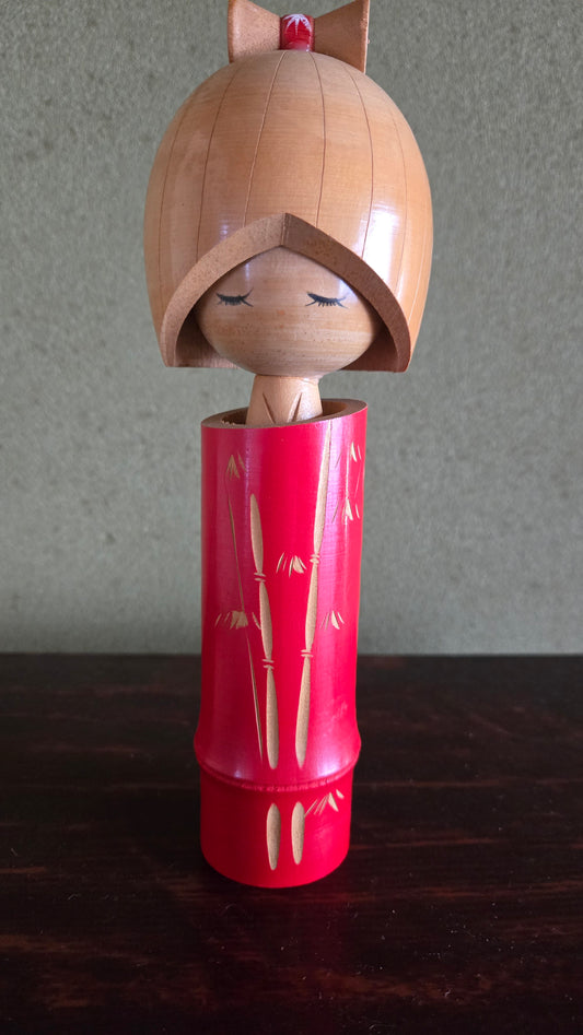 🪆 Kokeshi de Shiobara — Corps laqué rouge, motifs bambou | H. 25 cm