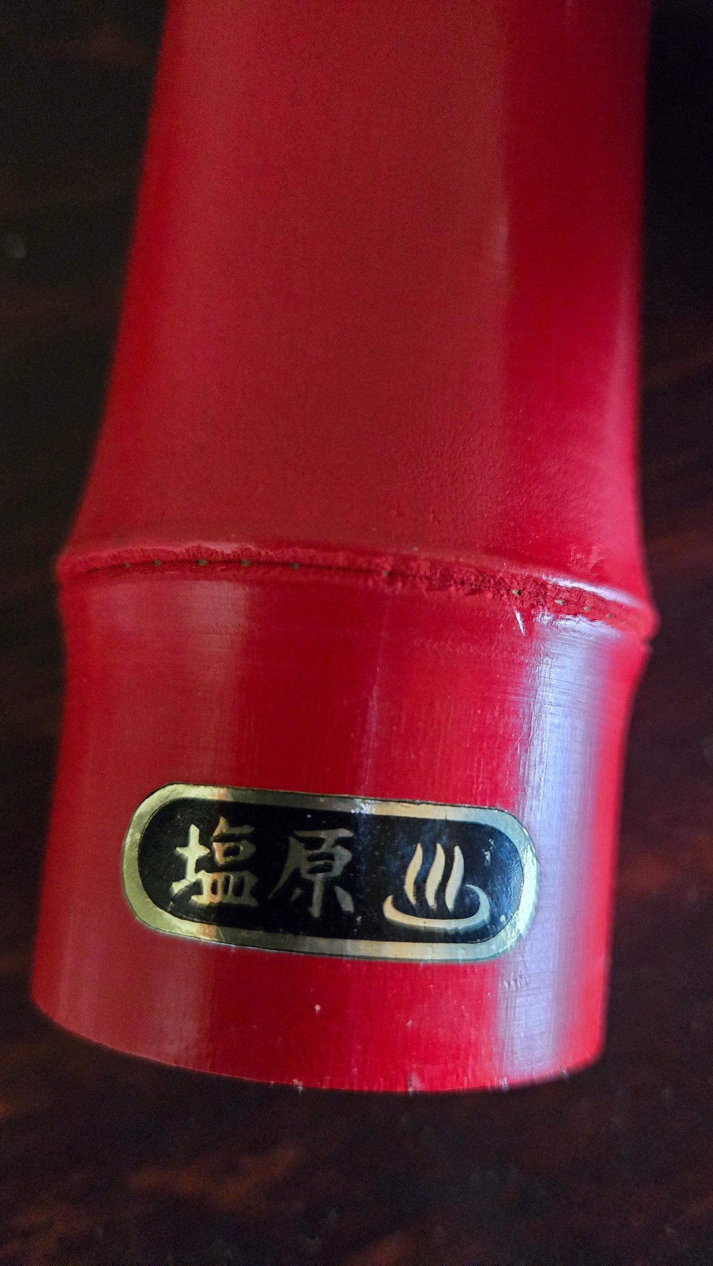 🪆 Kokeshi de Shiobara — Corps laqué rouge, motifs bambou | H. 25 cm
