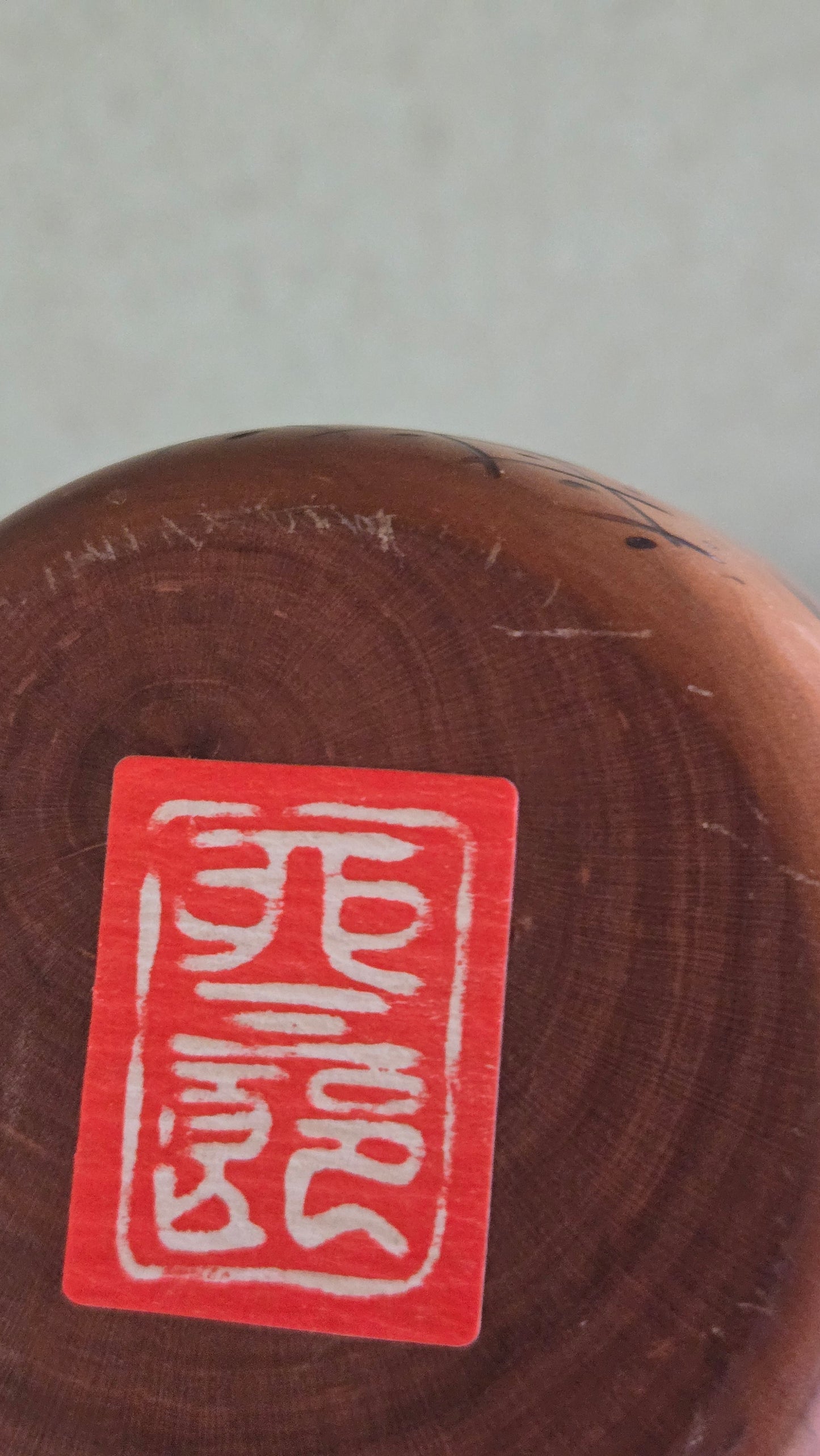 🪆 Kokeshi Sōsaku — Usaburō Kokeshi — Lauréate du Prix du Ministre du Commerce — Kimono shibori orangé