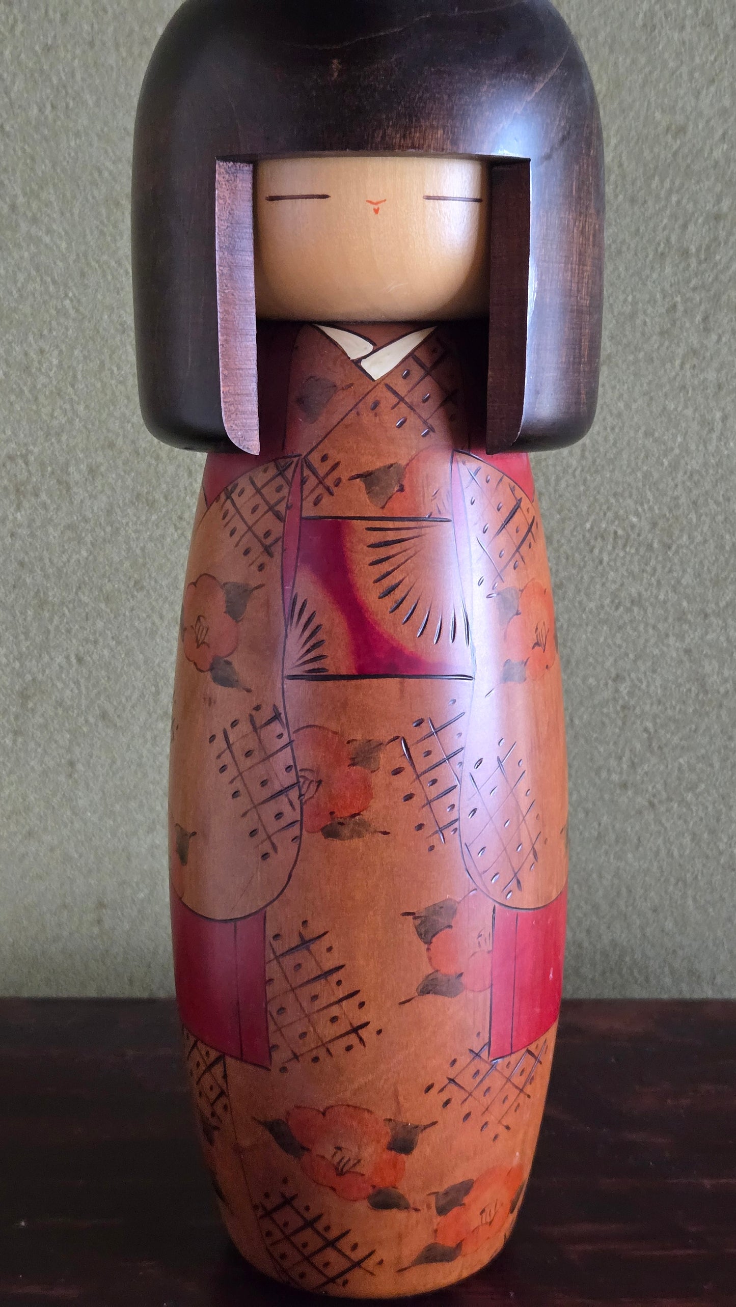 🪆 Kokeshi Sōsaku — Usaburō Kokeshi — Lauréate du Prix du Ministre du Commerce — Kimono shibori orangé
