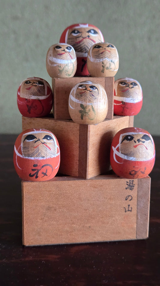 🎎 Pyramide de 7 daruma miniatures en bois peint — Yunoyama Onsen — Mie | H. 10 cm