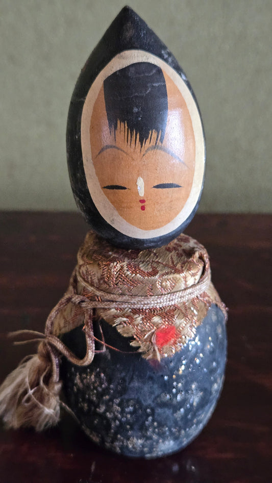 🪆 Kokeshi Sōsaku — Corps laqué noir étoilé, col en brocart doré, tête en goutte | H.🪆 Kokeshi Sōsaku — Corps laqué noir étoilé, col en brocart doré, tête en goutte | H. 13 cm