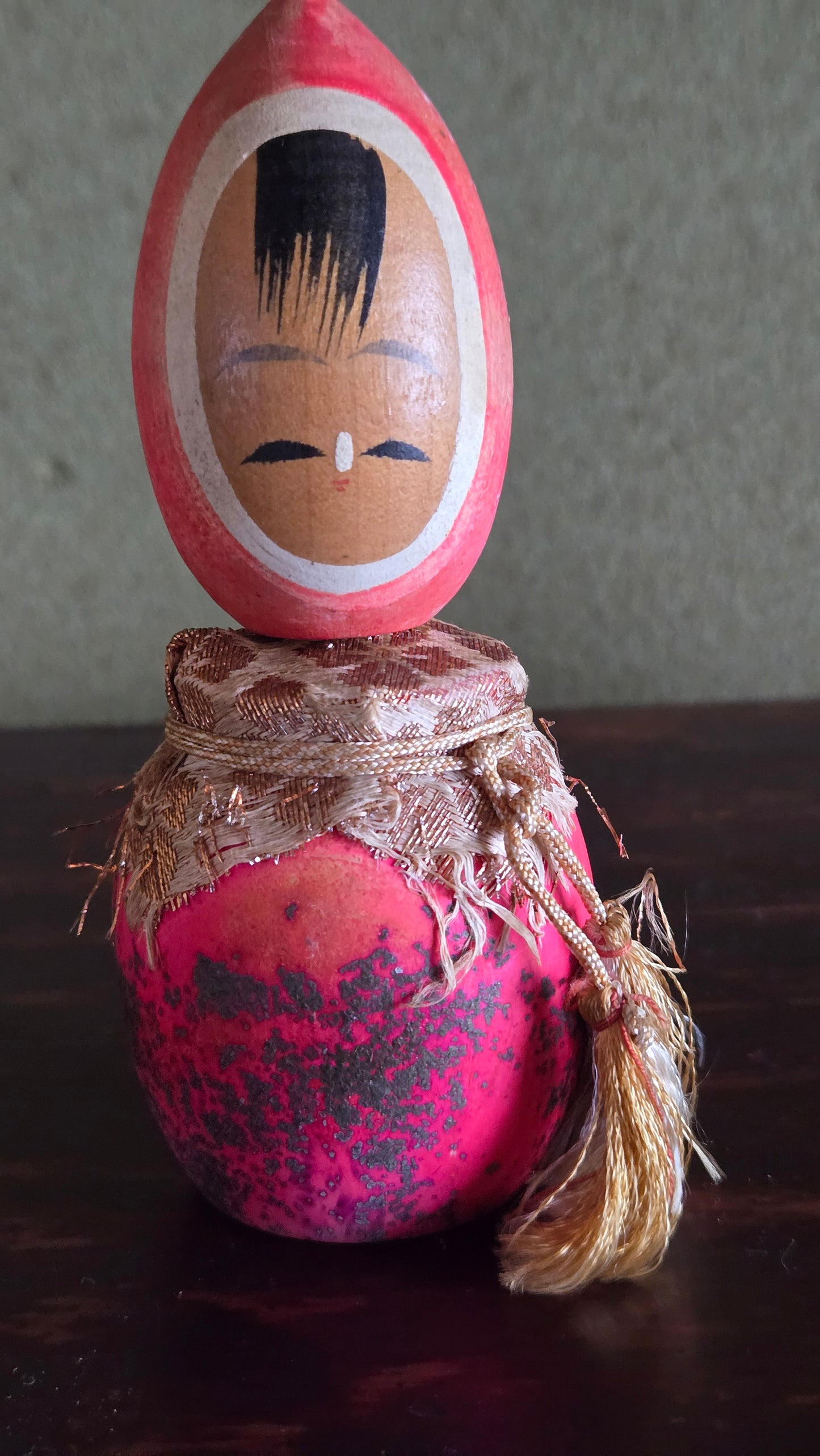 🪆 Kokeshi Sōsaku — Corps laqué rose pivoine étoilé, col en brocart doré, tête en goutte | H.🪆 Kokeshi Sōsaku — Corps laqué rose pivoine étoilé, col en brocart doré, tête en goutte | H. 13 cm