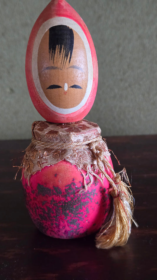 🪆 Kokeshi Sōsaku — Corps laqué rose pivoine étoilé, col en brocart doré, tête en goutte | H.🪆 Kokeshi Sōsaku — Corps laqué rose pivoine étoilé, col en brocart doré, tête en goutte | H. 13 cm
