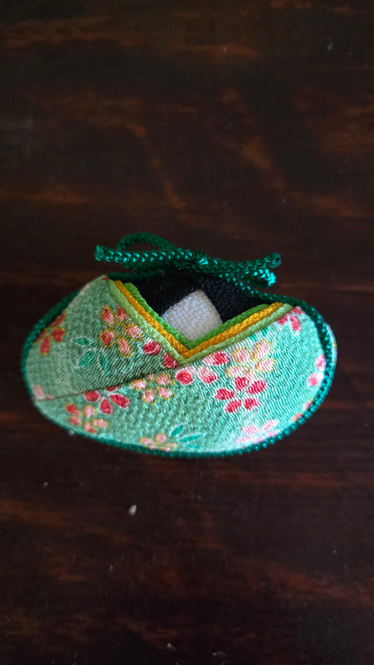 Kaibina 貝雛 🌸 — poupée Hina kimono miniature - fabriquée par Yumiko