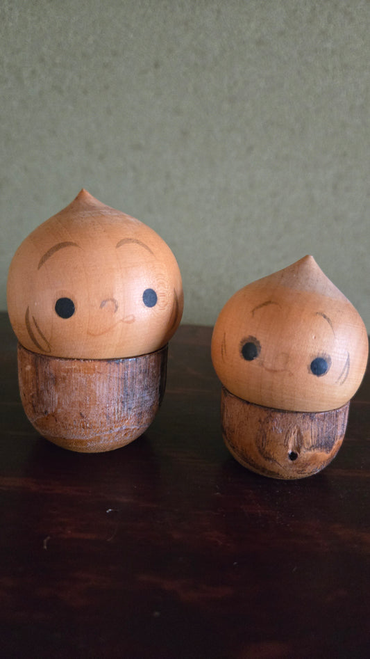 🌰 Duo de figurines-boîtes en bois tourné — Châtaignes espièges | 8 et 6 cm